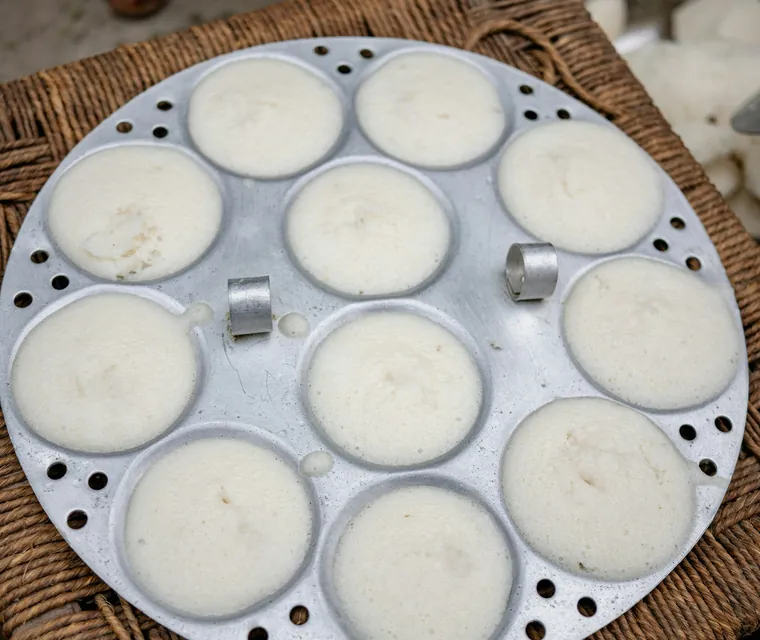 A steamer tray of freshly made idlis
